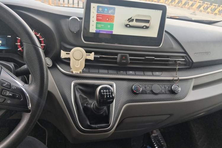 Used SAIC MAXUS Xintu V90 2020 2.0T Manual Yunjie Version Front-Wheel Drive with Single Rear Tire Short Wheelbase Mid-Height Design 6-Seater Audio And AC Panel