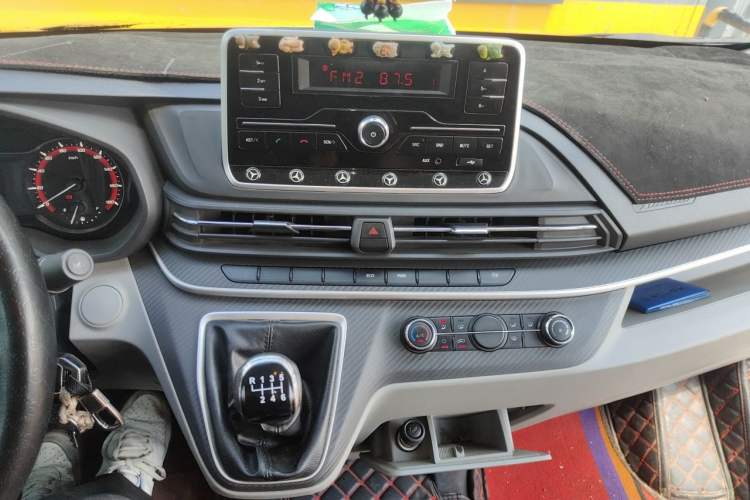 Used SAIC MAXUS Xintu V90 2020 2.0T Manual Yunjie Version Front-Wheel Drive with Single Rear Tire Short Wheelbase Mid-Height Design 6-Seater Audio And AC Panel