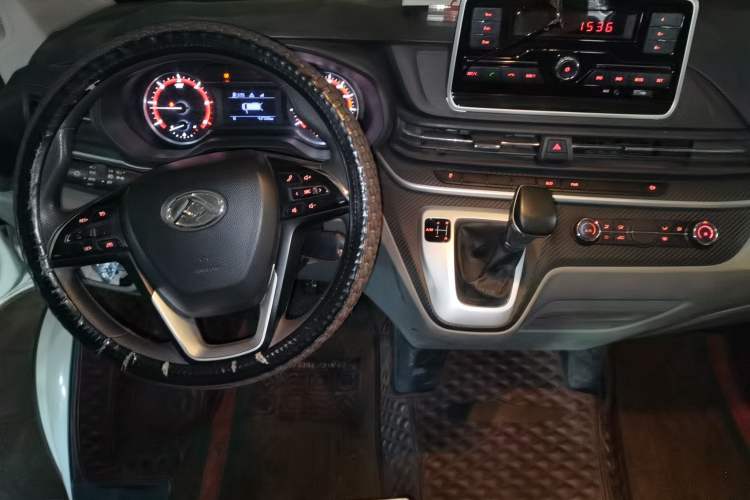 Used SAIC MAXUS Xintu V90 2020 2.0T AMT Yunjie Edition Front-Wheel Drive Rear Single Tire Short Wheelbase High Roof 6-Seater Audio And AC Panel