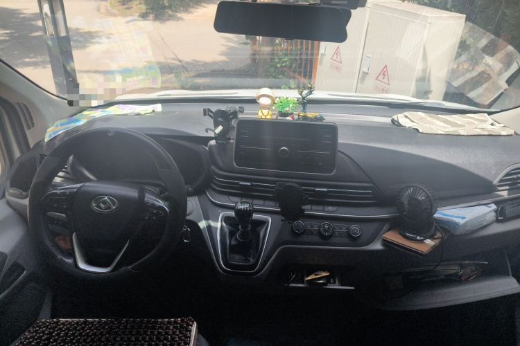 Used SAIC MAXUS Xintu V90 2020 2.0T Manual - Yunjie Version Front-Wheel Drive Rear Single Tire Long Wheelbase High-Roof 7-Seater Center Console