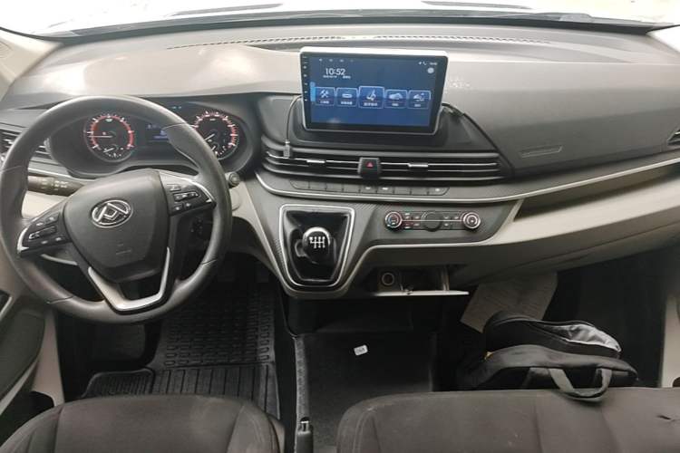 Used SAIC MAXUS Xintu V90 2020 2.0T Manual Yunjie Version Front-Wheel Drive with Single Rear Tire Short Wheelbase Mid-Height Design 6-Seater Center Console
