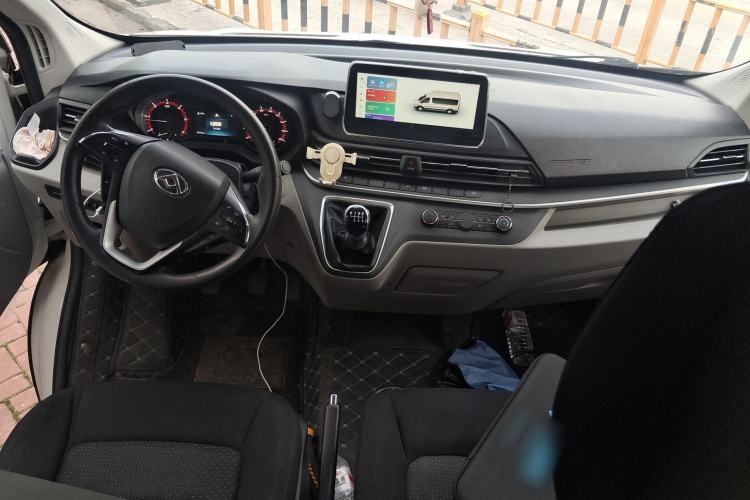 Used SAIC MAXUS Xintu V90 2020 2.0T Manual Yunjie Version Front-Wheel Drive with Single Rear Tire Short Wheelbase Mid-Height Design 6-Seater Center Console