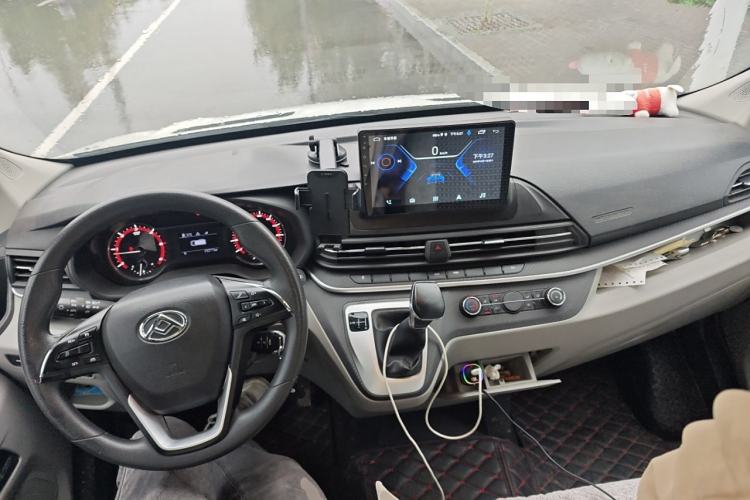 Used SAIC MAXUS Xintu V90 2020 2.0T AMT Yunjie Edition Front-Wheel Drive Rear Single Tire Short Wheelbase Mid-Height 6-Seater Center Console