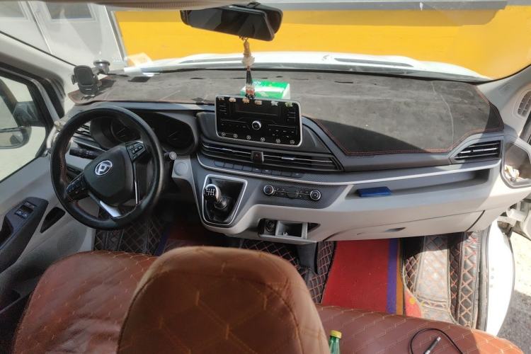 Used SAIC MAXUS Xintu V90 2020 2.0T Manual Yunjie Version Front-Wheel Drive with Single Rear Tire Short Wheelbase Mid-Height Design 6-Seater Center Console
