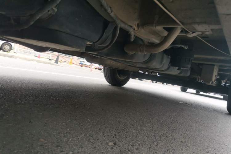 Used SAIC MAXUS Xintu V90 2020 2.0T Manual Yunjie Version Front-Wheel Drive with Single Rear Tire Short Wheelbase Mid-Height Design 6-Seater Chassis Front Left