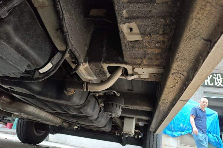 Used SAIC MAXUS Xintu V90 2020 2.0T AMT Yunjie Edition Front-Wheel Drive Rear Single Tire Short Wheelbase Mid-Height 6-Seater Chassis Front Left