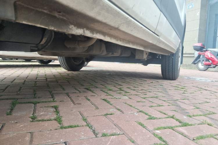 Used SAIC MAXUS Xintu V90 2020 2.0T Manual Yunjie Version Front-Wheel Drive with Single Rear Tire Short Wheelbase Mid-Height Design 6-Seater Chassis Front Left