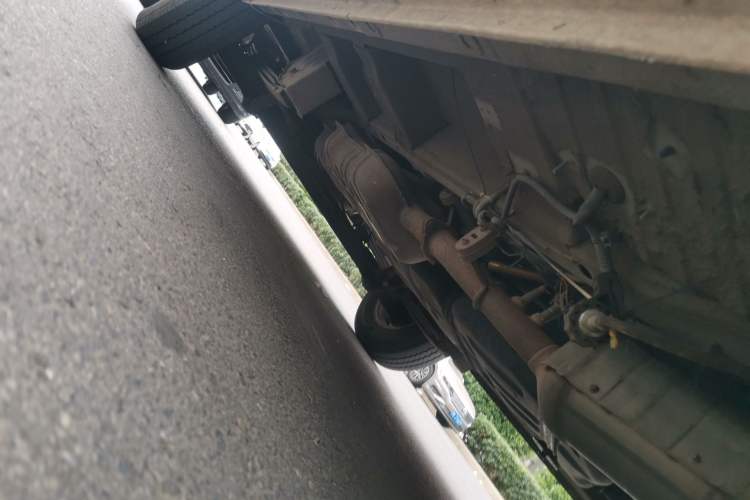 Used SAIC MAXUS Xintu V90 2020 2.0T Manual Yunjie Version Front-Wheel Drive with Single Rear Tire Short Wheelbase Mid-Height Design 6-Seater Chassis Front Right