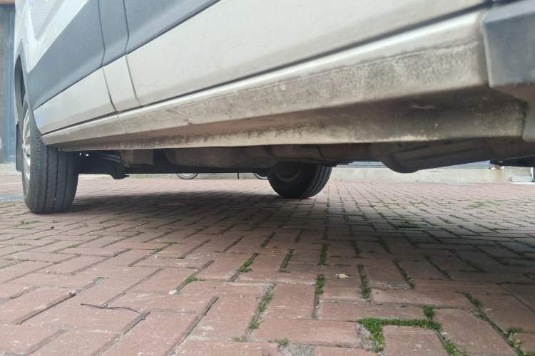 Used SAIC MAXUS Xintu V90 2020 2.0T Manual Yunjie Version Front-Wheel Drive with Single Rear Tire Short Wheelbase Mid-Height Design 6-Seater Chassis Front Right