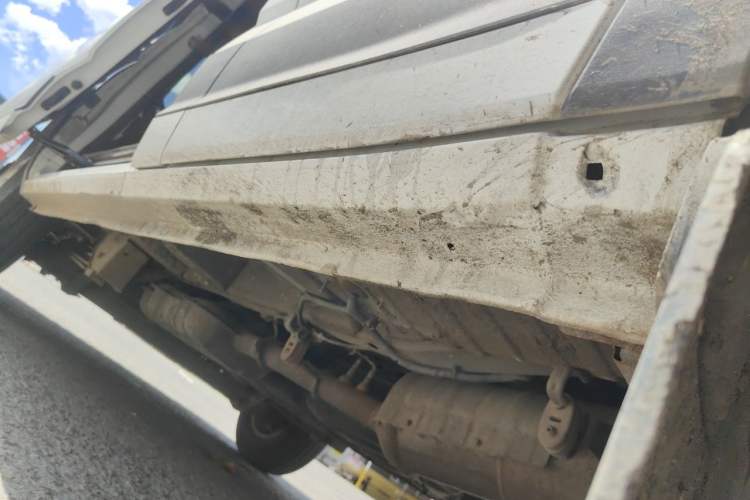 Used SAIC MAXUS Xintu V90 2020 2.0T Manual Yunjie Version Front-Wheel Drive with Single Rear Tire Short Wheelbase Mid-Height Design 6-Seater Chassis Front Right