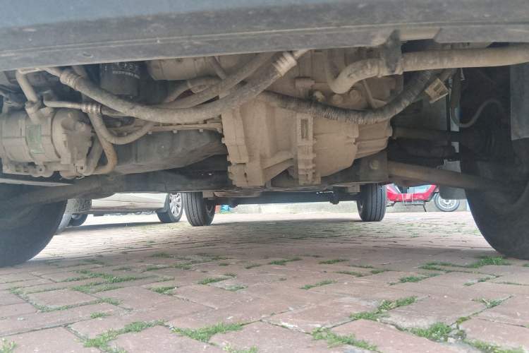 Used SAIC MAXUS Xintu V90 2020 2.0T Manual Yunjie Version Front-Wheel Drive with Single Rear Tire Short Wheelbase Mid-Height Design 6-Seater Chassis Front