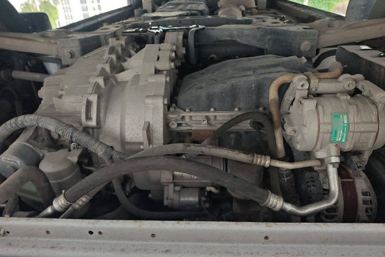 Used SAIC MAXUS Xintu V90 2020 2.0T AMT Yunjie Edition Front-Wheel Drive Rear Single Tire Short Wheelbase Mid-Height 6-Seater Chassis Front