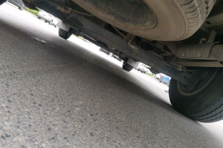 Used SAIC MAXUS Xintu V90 2020 2.0T Manual Yunjie Version Front-Wheel Drive with Single Rear Tire Short Wheelbase Mid-Height Design 6-Seater Chassis Rear