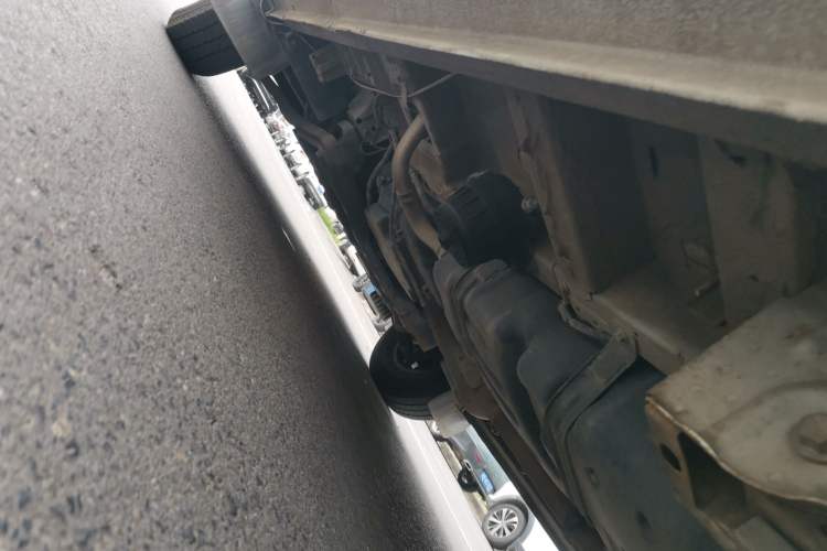 Used SAIC MAXUS Xintu V90 2020 2.0T Manual Yunjie Version Front-Wheel Drive with Single Rear Tire Short Wheelbase Mid-Height Design 6-Seater Chassis Rear Left