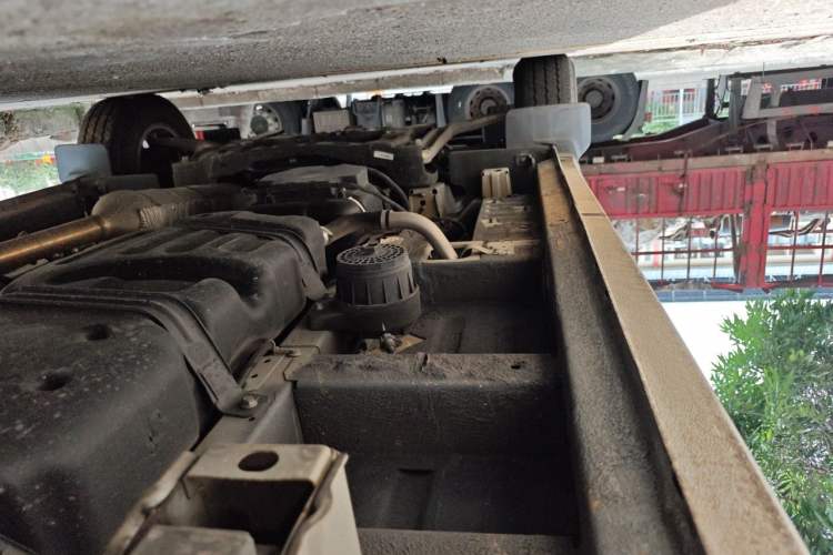 Used SAIC MAXUS Xintu V90 2020 2.0T AMT Yunjie Edition Front-Wheel Drive Rear Single Tire Short Wheelbase Mid-Height 6-Seater Chassis Rear Left
