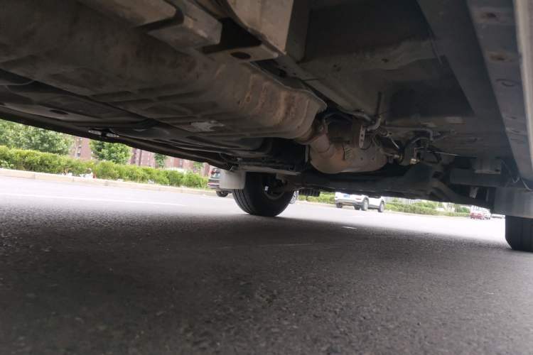 Used SAIC MAXUS Xintu V90 2020 2.0T Manual Yunjie Version Front-Wheel Drive with Single Rear Tire Short Wheelbase Mid-Height Design 6-Seater Chassis Rear Right