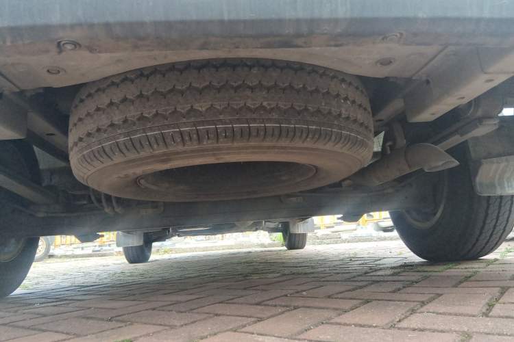 Used SAIC MAXUS Xintu V90 2020 2.0T Manual Yunjie Version Front-Wheel Drive with Single Rear Tire Short Wheelbase Mid-Height Design 6-Seater Chassis Rear