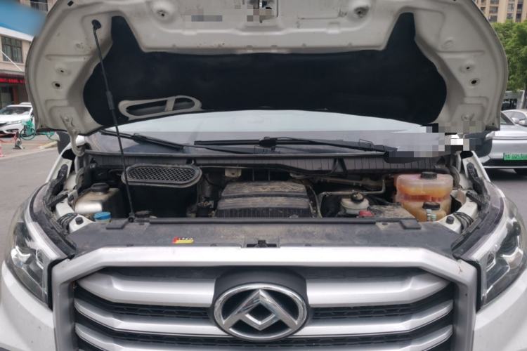 Used SAIC MAXUS Xintu V90 2020 2.0T Manual Yunjie Version Front-Wheel Drive with Single Rear Tire Short Wheelbase Mid-Height Design 6-Seater Engine Bay