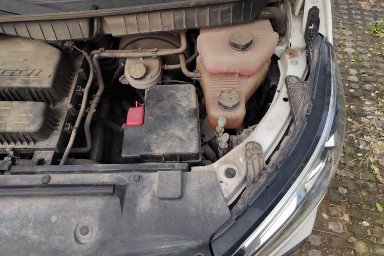 Used SAIC MAXUS Xintu V90 2020 2.0T Manual Yunjie Version Front-Wheel Drive with Single Rear Tire Short Wheelbase Mid-Height Design 6-Seater Engine Bay Left
