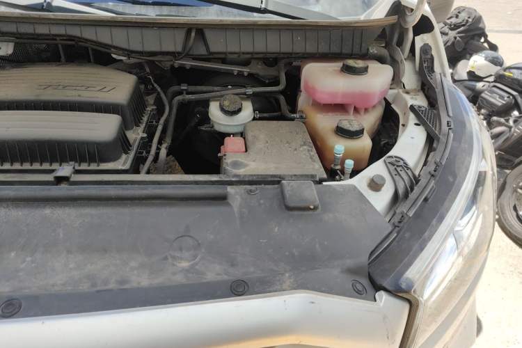 Used SAIC MAXUS Xintu V90 2020 2.0T Manual Yunjie Version Front-Wheel Drive with Single Rear Tire Short Wheelbase Mid-Height Design 6-Seater Engine Bay Left