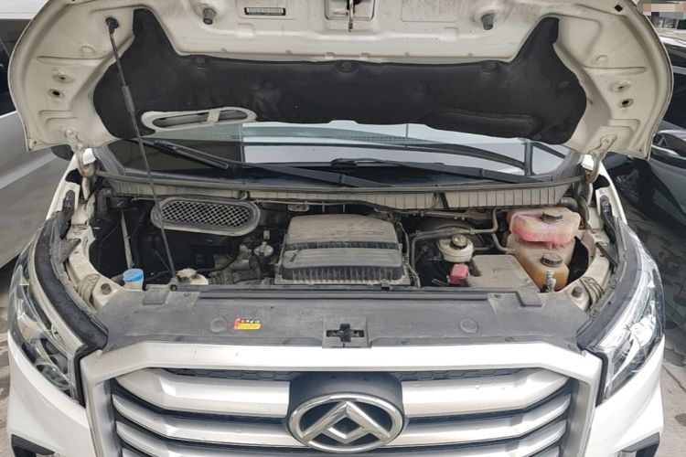 Used SAIC MAXUS Xintu V90 2020 2.0T Manual Yunjie Version Front-Wheel Drive with Single Rear Tire Short Wheelbase Mid-Height Design 6-Seater Engine Bay