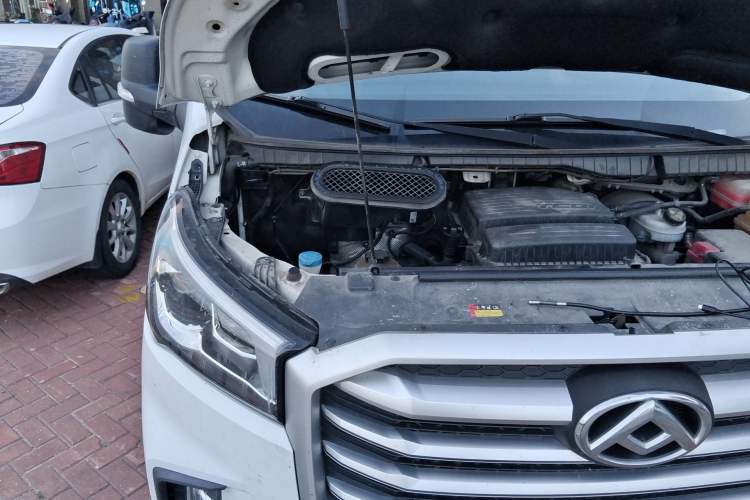 Used SAIC MAXUS Xintu V90 2020 2.0T Manual Yunjie Version Front-Wheel Drive with Single Rear Tire Short Wheelbase Mid-Height Design 6-Seater Engine Bay Right