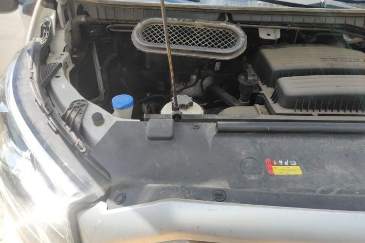 Used SAIC MAXUS Xintu V90 2020 2.0T Manual Yunjie Version Front-Wheel Drive with Single Rear Tire Short Wheelbase Mid-Height Design 6-Seater Engine Bay Right