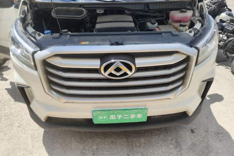 Used SAIC MAXUS Xintu V90 2020 2.0T Manual Yunjie Version Front-Wheel Drive with Single Rear Tire Short Wheelbase Mid-Height Design 6-Seater Engine Bay