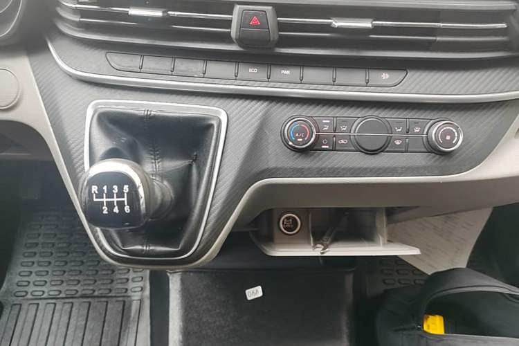 Used SAIC MAXUS Xintu V90 2020 2.0T Manual Yunjie Version Front-Wheel Drive with Single Rear Tire Short Wheelbase Mid-Height Design 6-Seater Gear Lever