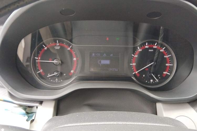 Used SAIC MAXUS Xintu V90 2020 2.0T AMT Yunjie Edition Front-Wheel Drive Rear Single Tire Short Wheelbase High Roof 6-Seater Instrument Cluster