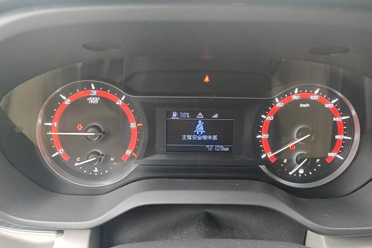 Used SAIC MAXUS Xintu V90 2020 2.0T Manual Yunjie Version Front-Wheel Drive with Single Rear Tire Short Wheelbase Mid-Height Design 6-Seater Instrument Cluster