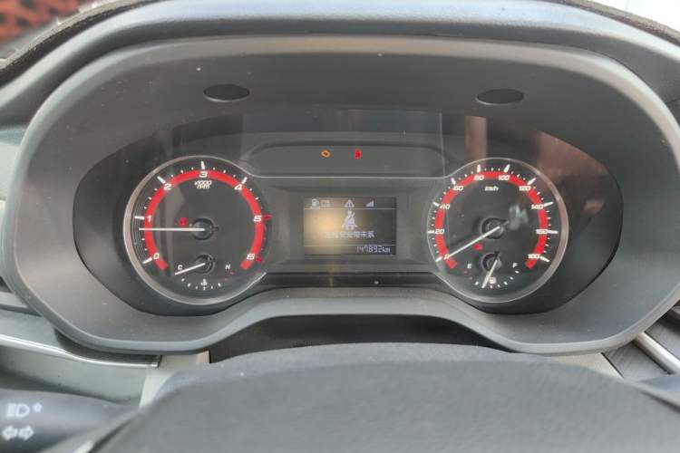 Used SAIC MAXUS Xintu V90 2020 2.0T Manual Yunjie Version Front-Wheel Drive with Single Rear Tire Short Wheelbase Mid-Height Design 6-Seater Instrument Cluster