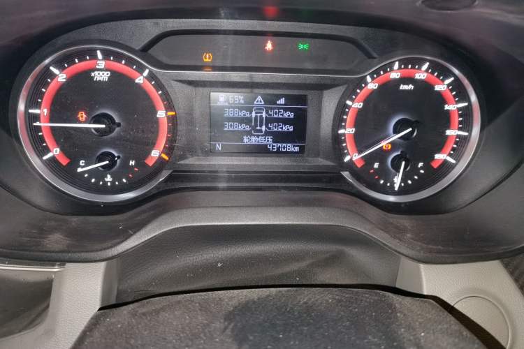 Used SAIC MAXUS Xintu V90 2020 2.0T AMT Yunjie Edition Front-Wheel Drive Rear Single Tire Short Wheelbase High Roof 6-Seater Instrument Cluster