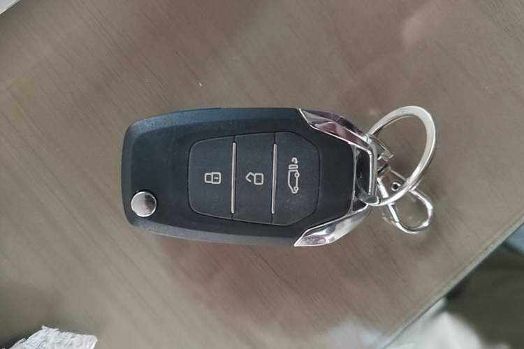 Used SAIC MAXUS Xintu V90 2020 2.0T Manual Yunjie Version Front-Wheel Drive with Single Rear Tire Short Wheelbase Mid-Height Design 6-Seater Interior 1