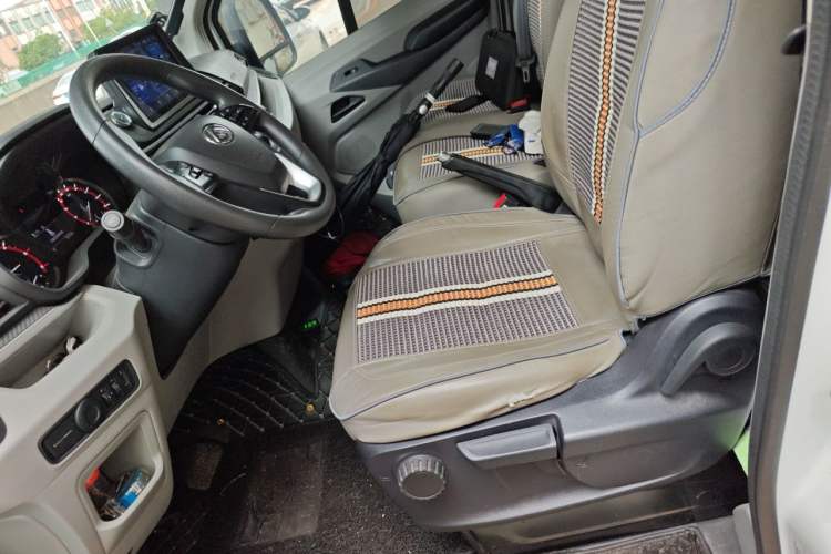 Used SAIC MAXUS Xintu V90 2020 2.0T AMT Yunjie Edition Front-Wheel Drive Rear Single Tire Short Wheelbase Mid-Height 6-Seater Left Front Seat