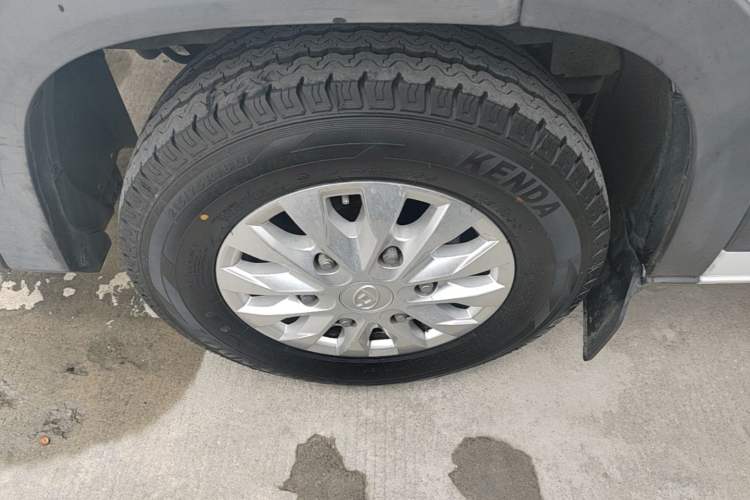 Used SAIC MAXUS Xintu V90 2020 2.0T Manual Yunjie Version Front-Wheel Drive with Single Rear Tire Short Wheelbase Mid-Height Design 6-Seater Left Front Wheel Hub