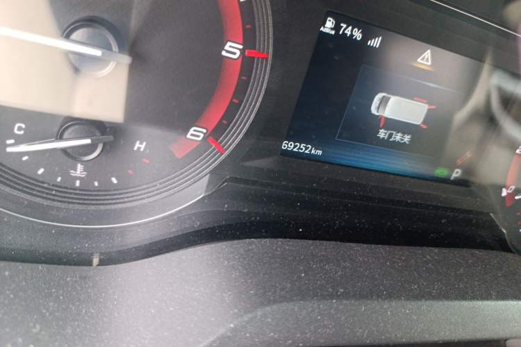 Used SAIC MAXUS Xintu V90  Odometer Close Up