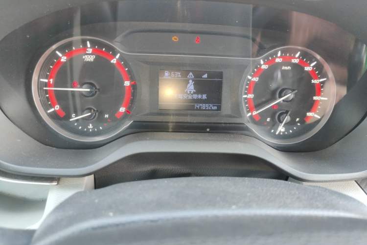 Used SAIC MAXUS Xintu V90 2020 2.0T Manual Yunjie Version Front-Wheel Drive with Single Rear Tire Short Wheelbase Mid-Height Design 6-Seater Odometer Close Up