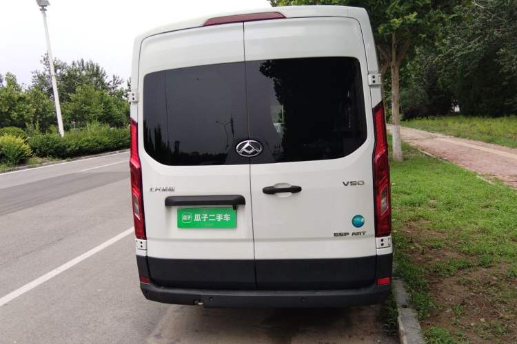 Used SAIC MAXUS Xintu V90 2020 2.0T AMT Yunjie Edition Front-Wheel Drive Rear Single Tire Short Wheelbase High Roof 6-Seater Rear