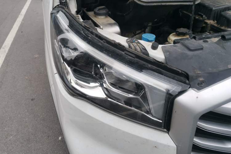 Used SAIC MAXUS Xintu V90 2020 2.0T Manual Yunjie Version Front-Wheel Drive with Single Rear Tire Short Wheelbase Mid-Height Design 6-Seater Right Front Headlight