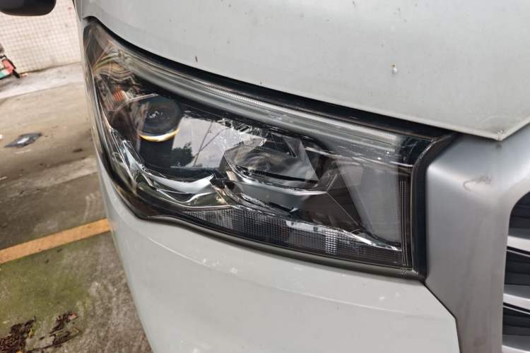 Used SAIC MAXUS Xintu V90 2020 2.0T AMT Yunjie Edition Front-Wheel Drive Rear Single Tire Short Wheelbase Mid-Height 6-Seater Right Front Headlight