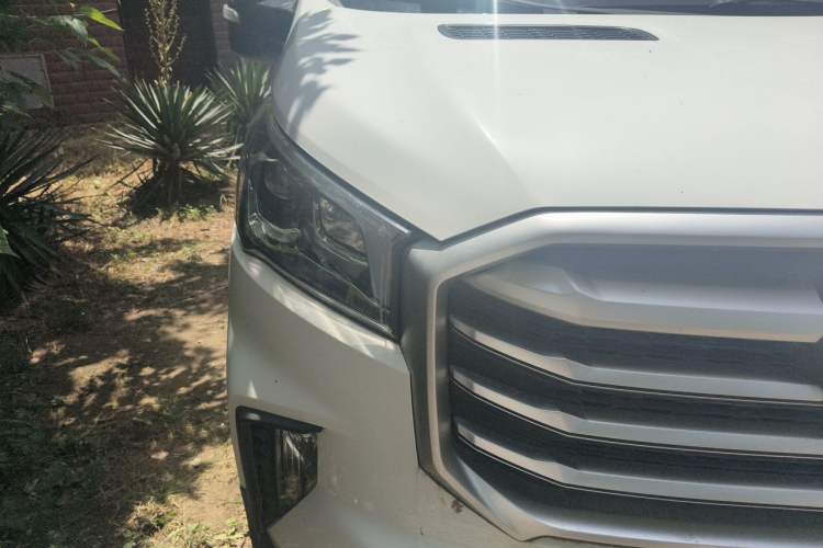 Used SAIC MAXUS Xintu V90 2020 2.0T Manual - Yunjie Version Front-Wheel Drive Rear Single Tire Long Wheelbase High-Roof 7-Seater Right Front Headlight