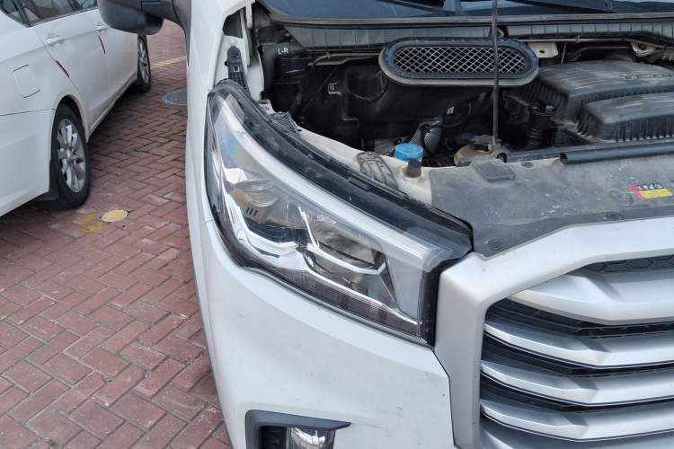 Used SAIC MAXUS Xintu V90 2020 2.0T Manual Yunjie Version Front-Wheel Drive with Single Rear Tire Short Wheelbase Mid-Height Design 6-Seater Right Front Headlight