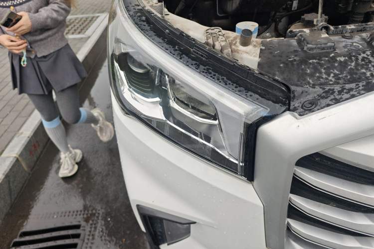 Used SAIC MAXUS Xintu V90 2020 2.0T AMT Yunjie Edition Front-Wheel Drive Rear Single Tire Short Wheelbase Mid-Height 6-Seater Right Front Headlight