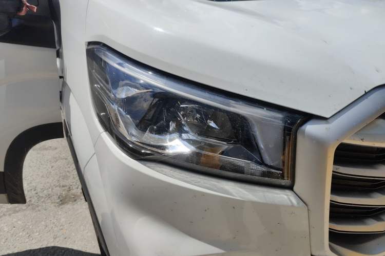Used SAIC MAXUS Xintu V90 2020 2.0T Manual Yunjie Version Front-Wheel Drive with Single Rear Tire Short Wheelbase Mid-Height Design 6-Seater Right Front Headlight