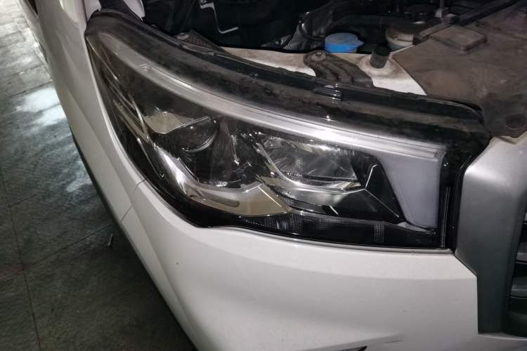 Used SAIC MAXUS Xintu V90 2020 2.0T AMT Yunjie Edition Front-Wheel Drive Rear Single Tire Short Wheelbase High Roof 6-Seater Right Front Headlight