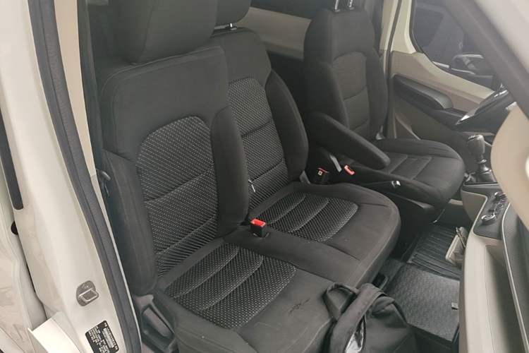 Used SAIC MAXUS Xintu V90 2020 2.0T Manual Yunjie Version Front-Wheel Drive with Single Rear Tire Short Wheelbase Mid-Height Design 6-Seater Right Front Seat