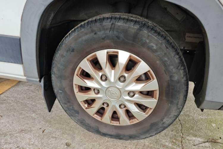 Used SAIC MAXUS Xintu V90 2020 2.0T AMT Yunjie Edition Front-Wheel Drive Rear Single Tire Short Wheelbase Mid-Height 6-Seater Right Front Wheel Hub