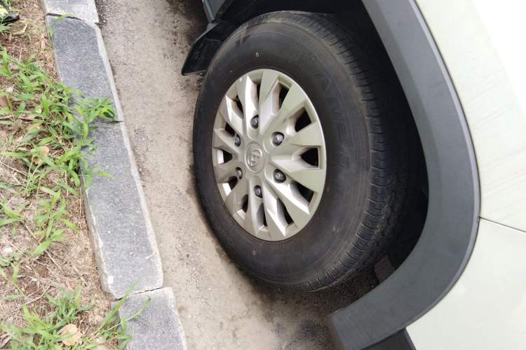 Used SAIC MAXUS Xintu V90 2020 2.0T AMT Yunjie Edition Front-Wheel Drive Rear Single Tire Short Wheelbase High Roof 6-Seater Right Front Wheel Hub