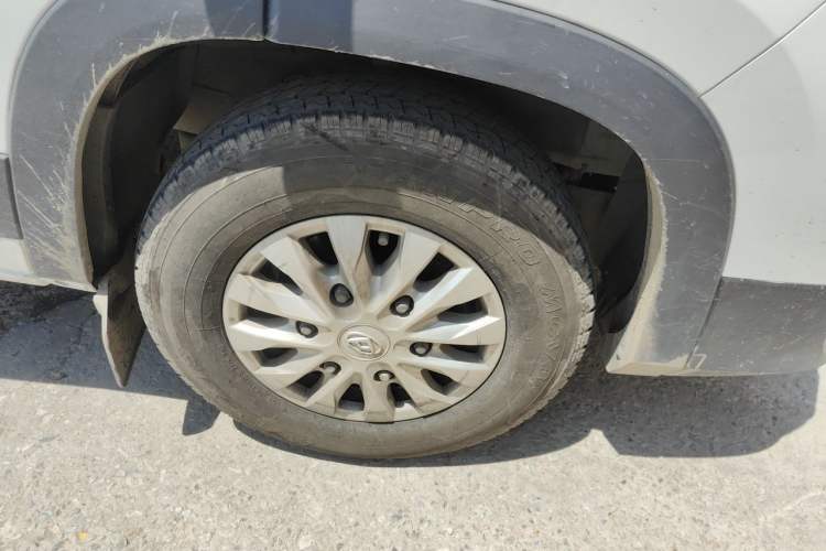 Used SAIC MAXUS Xintu V90 2020 2.0T Manual Yunjie Version Front-Wheel Drive with Single Rear Tire Short Wheelbase Mid-Height Design 6-Seater Right Front Wheel Hub